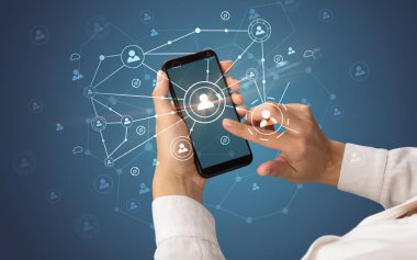 İnsanlar kavramı bağlanmak için Smartphone kullanarak ele