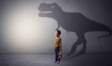 Sevimli çocuk arkasında dinazorların gölge