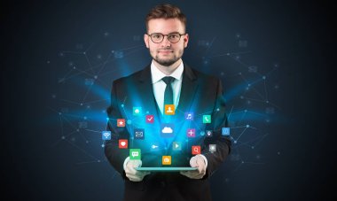 Tablet ve uygulama ile genç işadamı