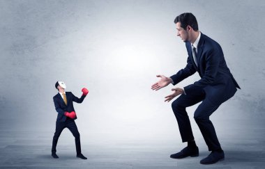 Küçük maskeli işadamı için yalvarıyor işadamı