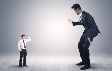 Küçük bir işadamı dev iş adamı korkuttu