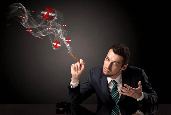 Concepto de fumador de hombre de negocios —  Fotos de Stock