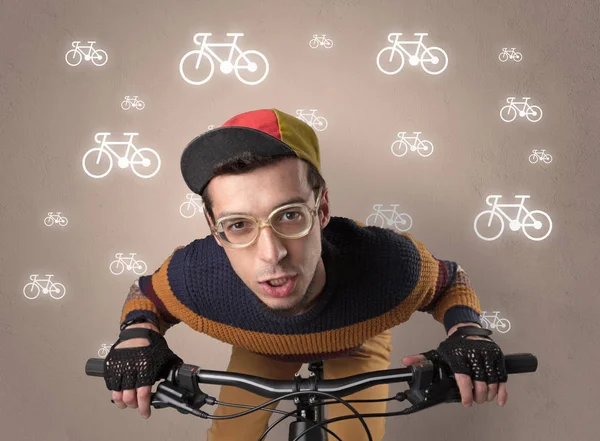 Waanzinnige fietser met de fiets op de achtergrond — Stockfoto