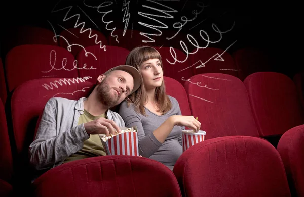 Nettes Paar im Kino beim Filmgucken — Stockfoto