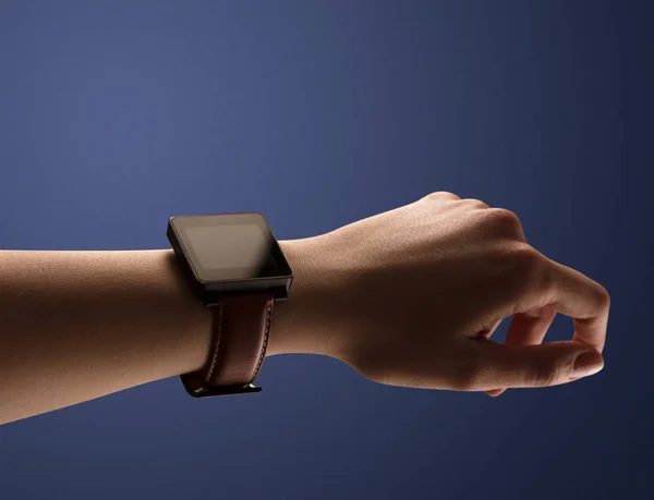Balck smartwatch ekranlı el kadar kapatın — Stok fotoğraf