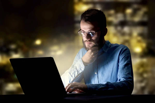 Geschäftsmann nachts im Büro — Stockfoto