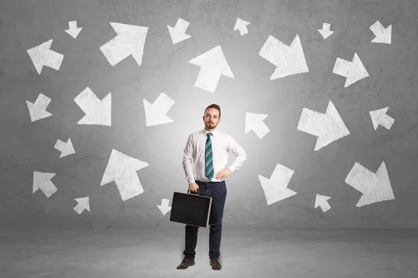 Empresario de pie con flechas alrededor — Foto de Stock