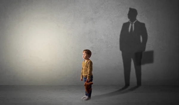 Niño con sombra de hombre de negocios — Foto de Stock