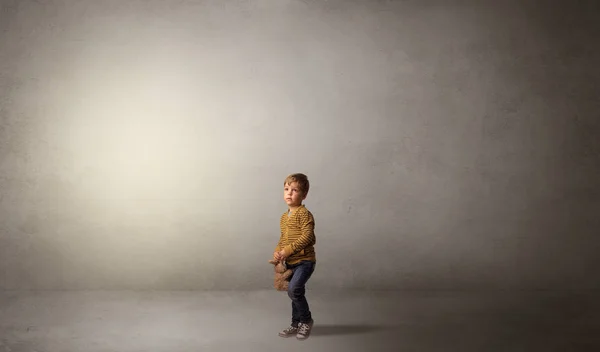 Pequeño niño holgazán en una habitación vacía —  Fotos de Stock