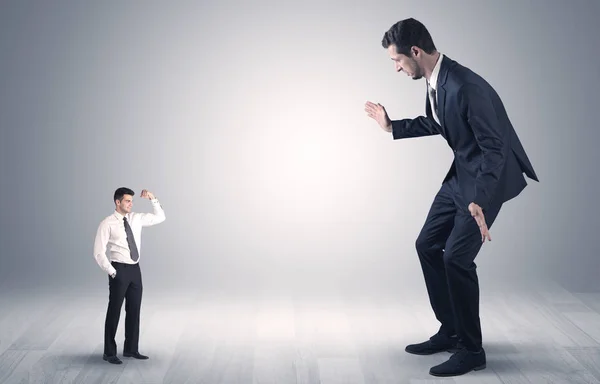 Hombre de negocios gigante asustado de hombre de negocios pequeño — Foto de Stock