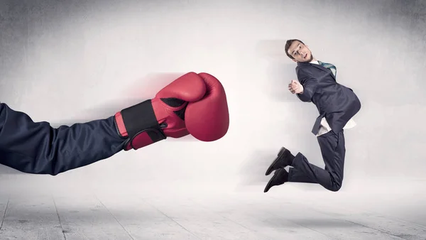 巨大なボクシング グローブ パンチ実業家コンセプト — ストック写真