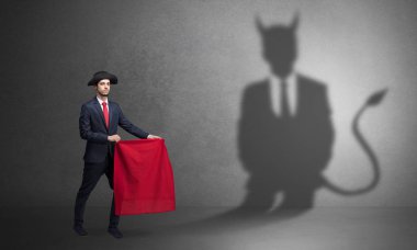 İşadamı şeytan gölge ve Boğa güreşçisi konsepti ile