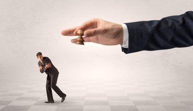 Alkış uzak Satrançtaşı kavramı ile çalışan küçük iş adamı