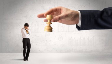 İşadamı grafikler arka plan ile bir satranç oyununda sonraki adım yapmak korkuyor