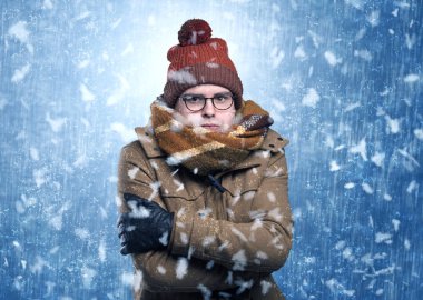 Yakışıklı çocuk kar fırtınası kavramı titreme