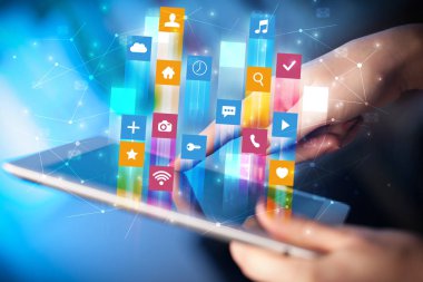 El ile uygulama simgeleri etrafında uçan tablet kullanma