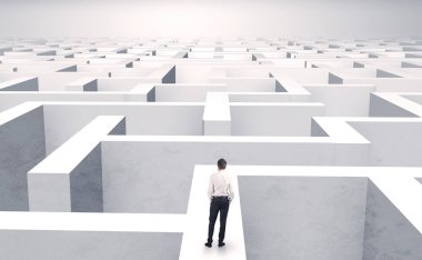 Bir labirentin ortasında küçük iş adamı