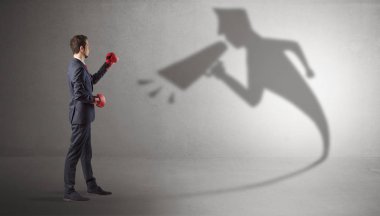 İşadamı otoriter gölgesini ile mücadele