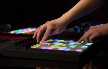 Karıştırma müzik MIDI denetleyicisi üzerindeki el