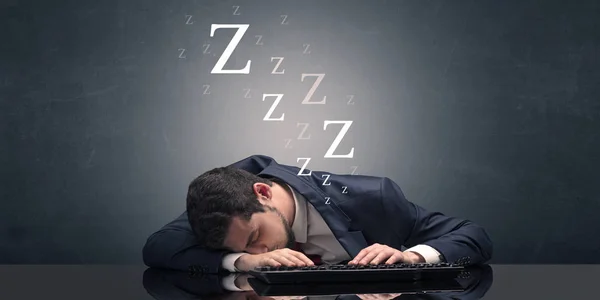 İşadamı ofiste onun klavyede uykuya daldı — Stok fotoğraf