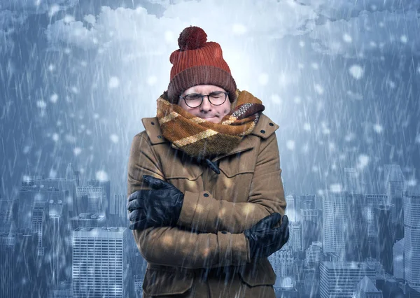Мальчик замерзает в холодную погоду с концепцией города — стоковое фото