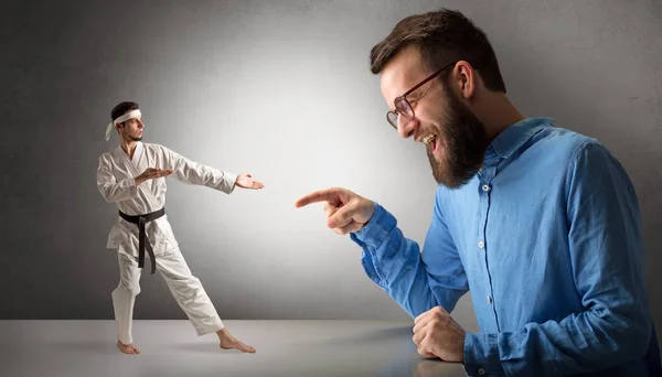Hombre gigante gritándole a un pequeño hombre de karate — Foto de Stock