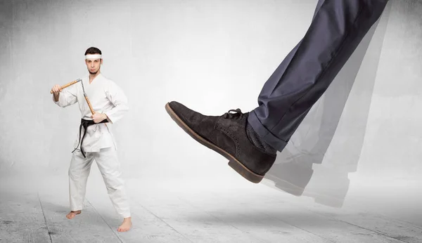 Großer Fuß trample Karate Trainer Konzept — Stockfoto