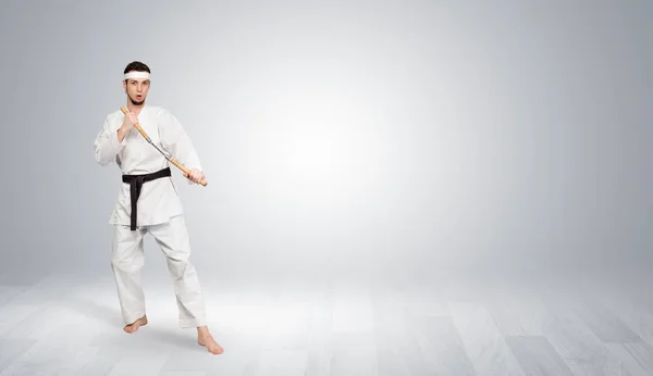 Entrenador de karate luchando en un espacio vacío — Foto de Stock