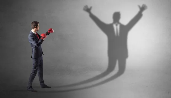 Empresario luchando con un empresario desarmado sombra — Foto de Stock