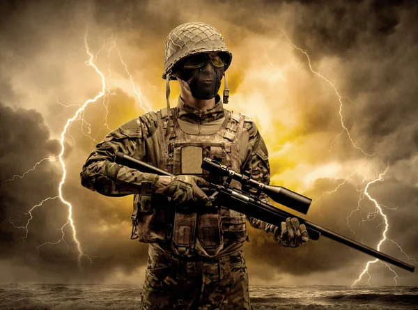 Soldado armado parado en un clima oscuro —  Fotos de Stock