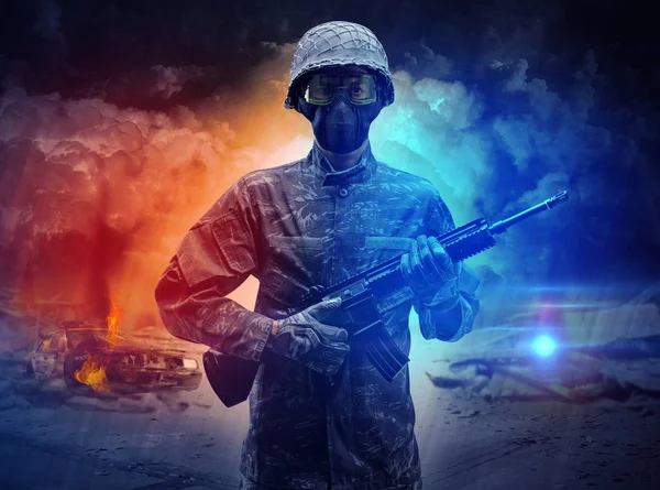 Silahlı asker toz fırtınanın ortasında duran — Stok fotoğraf
