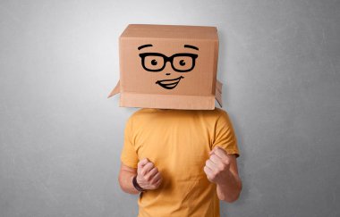 Mutlu karton kutu yüzü olan genç adam