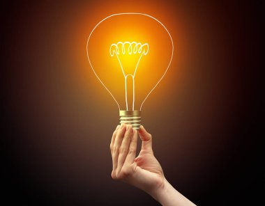 Koyu arkaplanda el ele tutuşan ampul