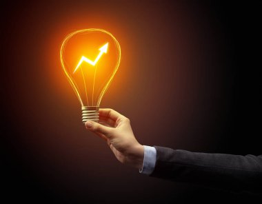 Koyu arkaplanda el ele tutuşan ampul