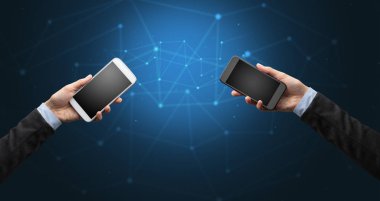 Akıllı telefonlar holding iki eller yakın çekim
