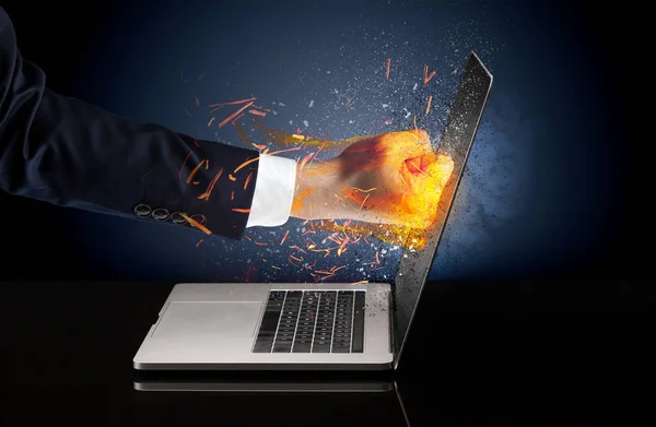 Braço batendo fortemente tela do laptop — Fotografia de Stock