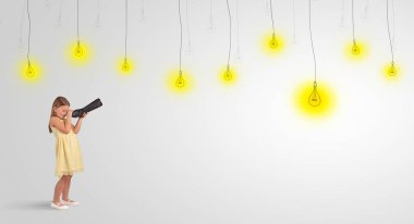 Küçük çocuk ampuller için spyglass üzerinden seyir