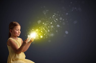 Köpüklü tablete oynayan küçük çocuk