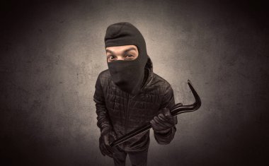 Hırsız aracı ile.