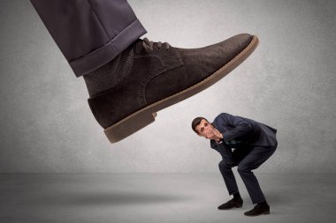 Çalışan büyük patron ayak korkuyor