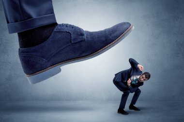Acımasız patron onun çalışan derbeder