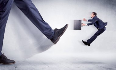 Uzun bacaklı tekme küçük adam