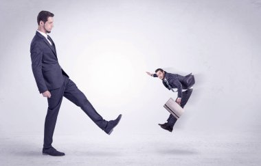 Büyük adam küçük kendisini kovuyor