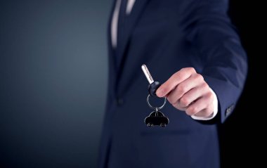 Genç adam el tuşları 