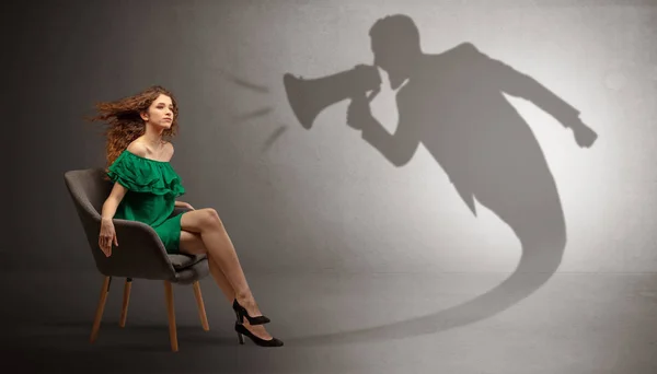 Sombra escura gritando a senhora elegante — Fotografia de Stock