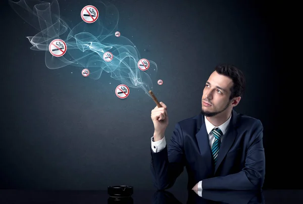 Affärsman rökning koncept — Stockfoto