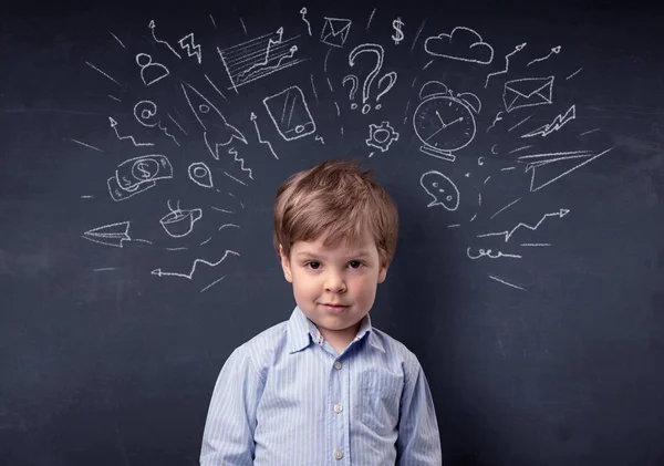 Kleine jongen voor een opgesteld bord — Stockfoto