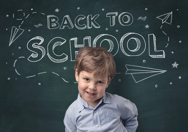 Lindo chico con concepto de regreso a la escuela — Foto de Stock