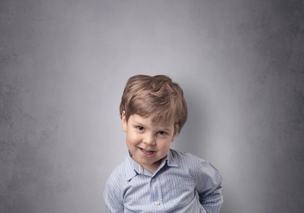 Entzückender kleiner Junge vor einer leeren Wand — Stockfoto