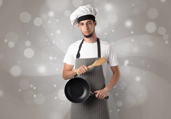 Cozinheiro masculino com papel de parede cinza brilhante — Fotografia de Stock